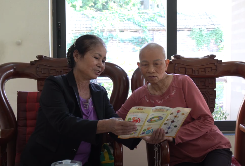 Cô Thanh được cô Chinh – bệnh nhân ung thư phổi chia sẻ về bí quyết vượt qua căn bệnh ung thư